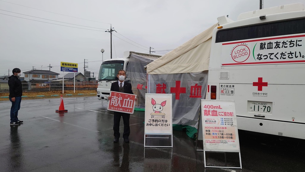 PR活動(献血車両の前で)