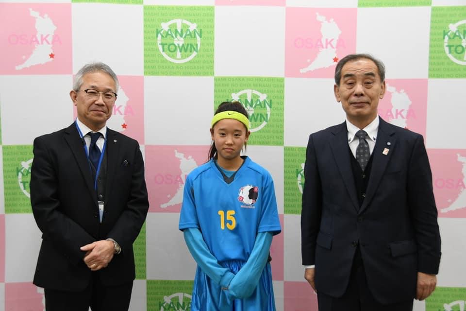 左から中川教育長、廣住月那さん、森田町長