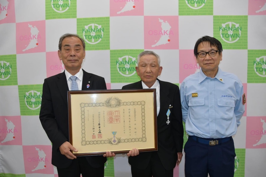 左から森田町長、今西俊昭さん、西浦団長