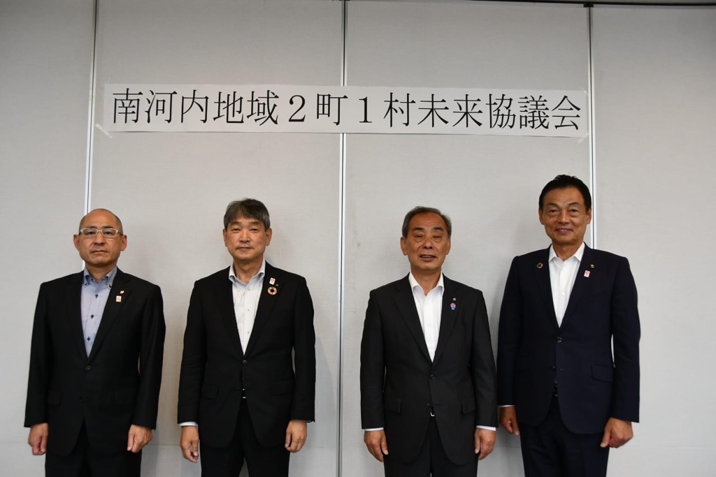 左から城間市町村局長、田中太子町長、森田河南町長、南本千早赤阪村長