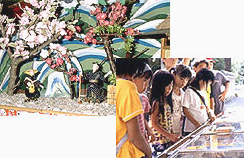 左上:桜の木や人が描かれた燈籠人形の写真、右下:子供たちが露店を見ている大ヶ塚八朔市の様子の写真