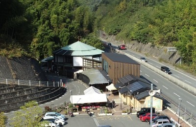 片側2車線の左側に設置された道の駅かなんの写真