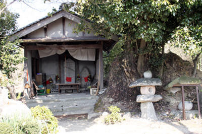 石灯籠の奥にあるお堂には庚申塔や大峯講の碑が祀られている庚申さんの写真