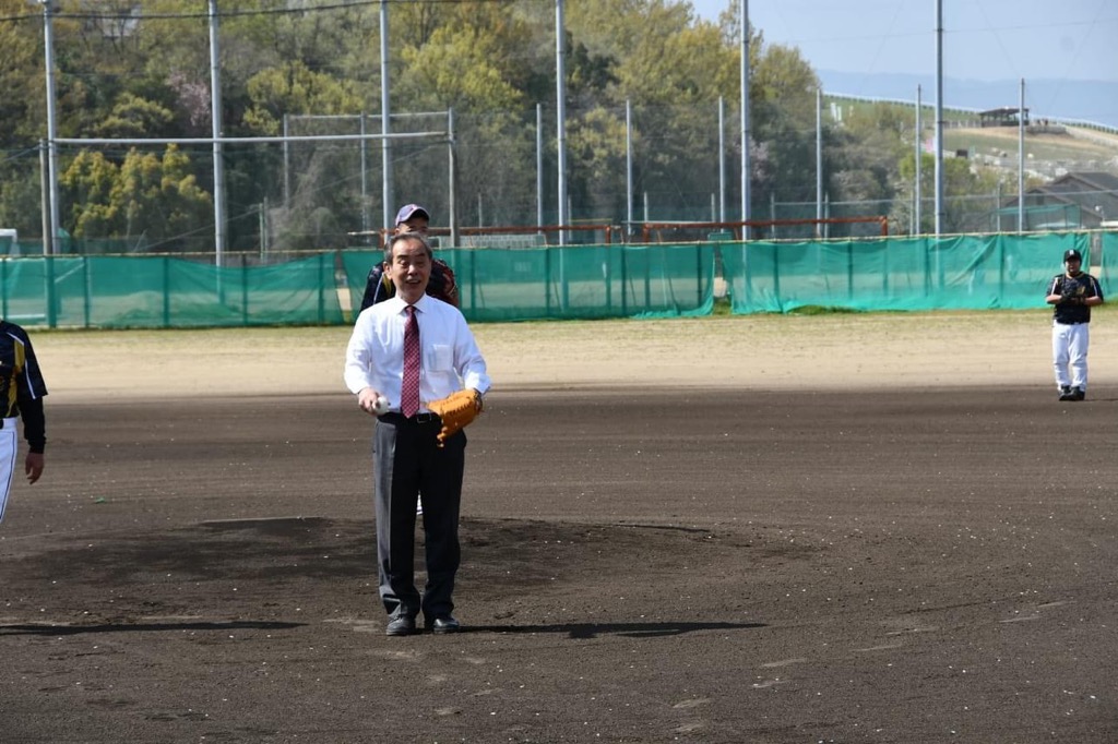 森田町長始球式