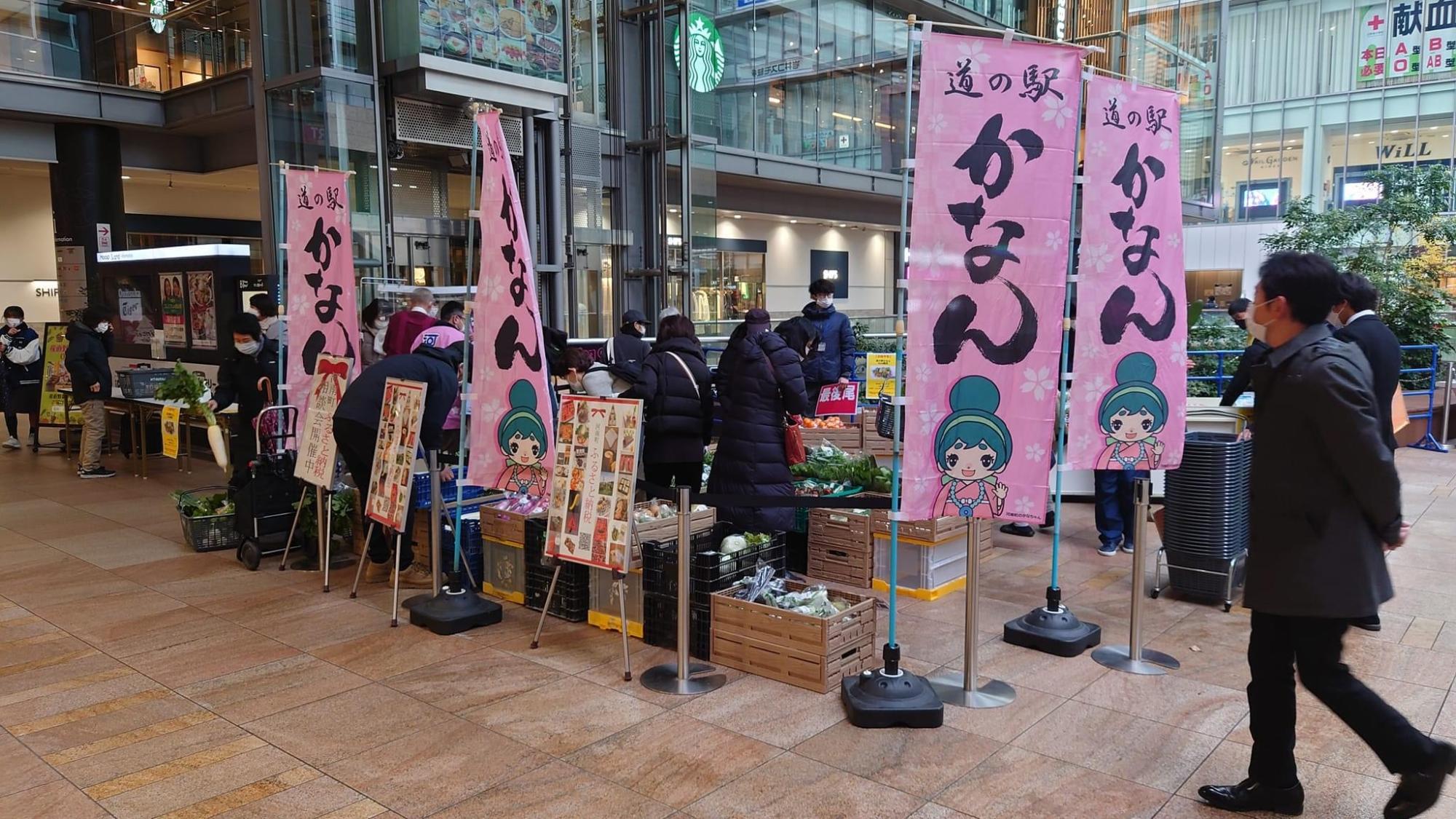 採れたてご当地野菜市の様子