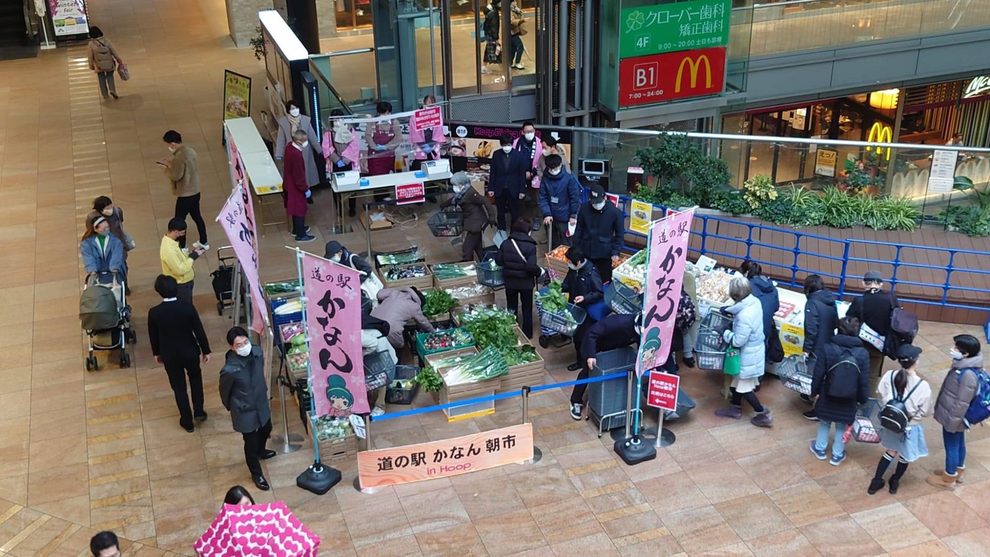 採れたてご当地野菜市の様子