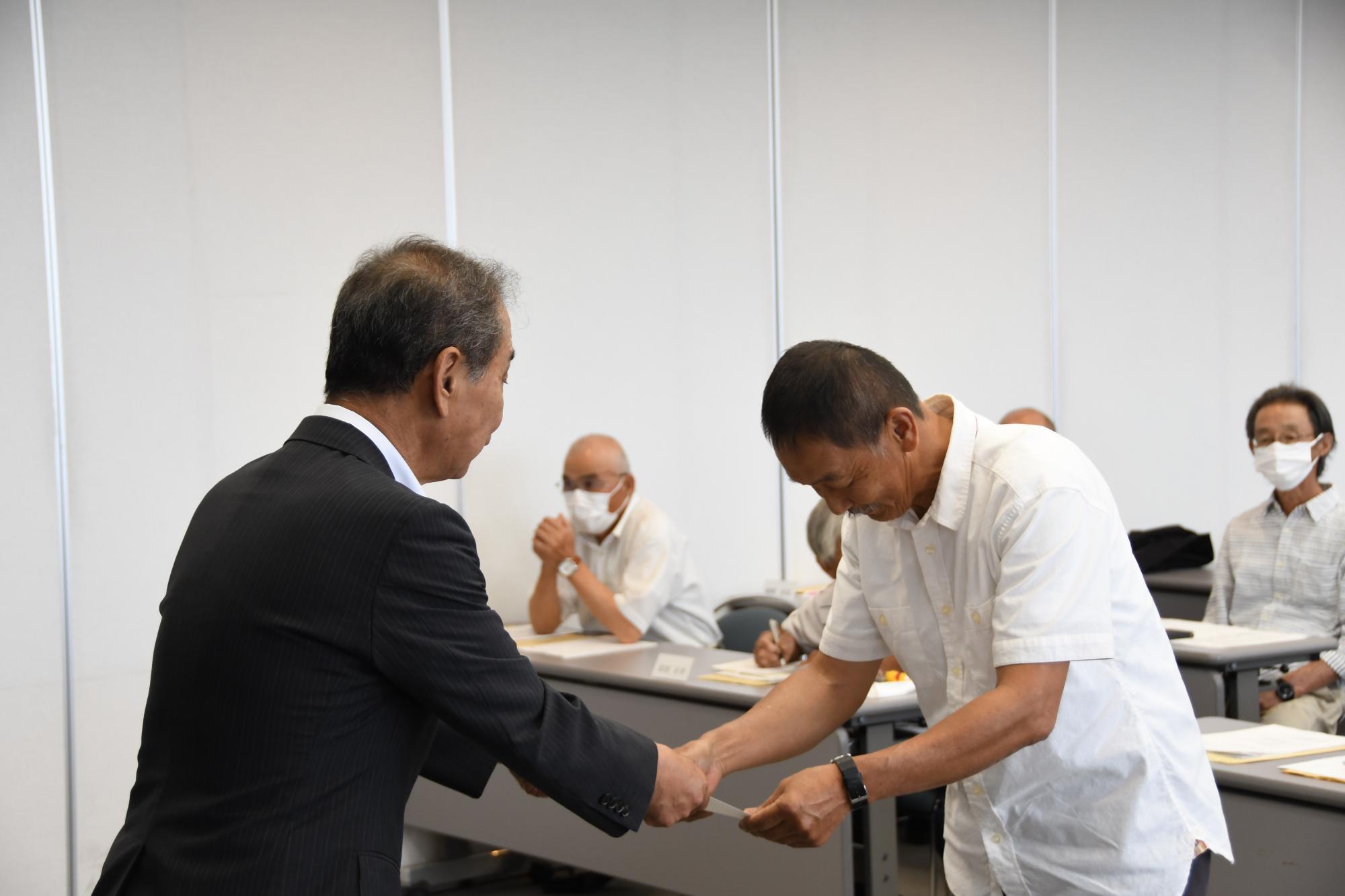 森田町長から辞令の交付