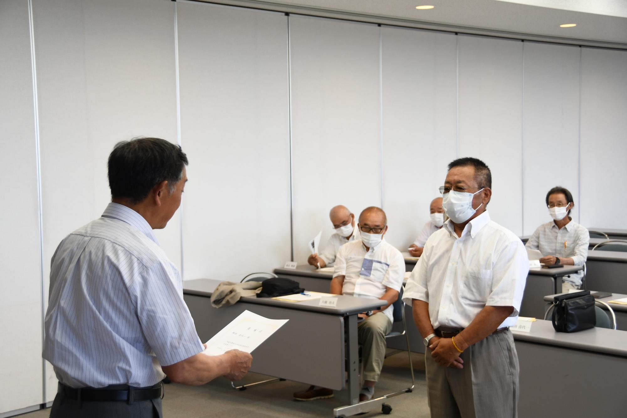 奥野会長から委嘱状の交付