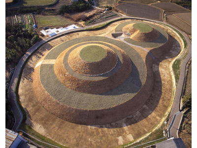 大小二つの円丘を合わせた双円墳の金山古墳を上空から撮影した写真