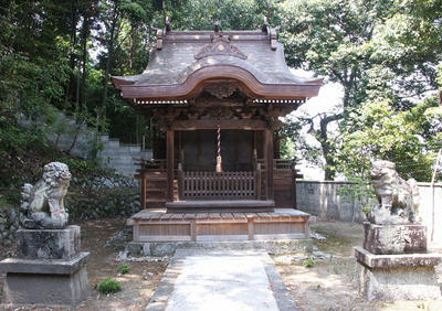 左右に狛犬の像が設置されている鴨習太神社の拝殿の写真