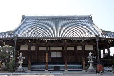 左右に石灯篭が設置されている顕証寺の本堂の写真
