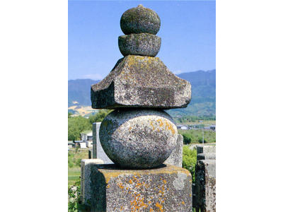 花崗岩で造られた石造五輪塔の写真