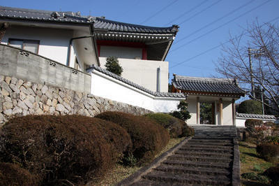 階段を上った先にある得生寺の門の写真
