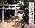 縦書きで壹須何神社と書かれた石柱と鳥居の写真
