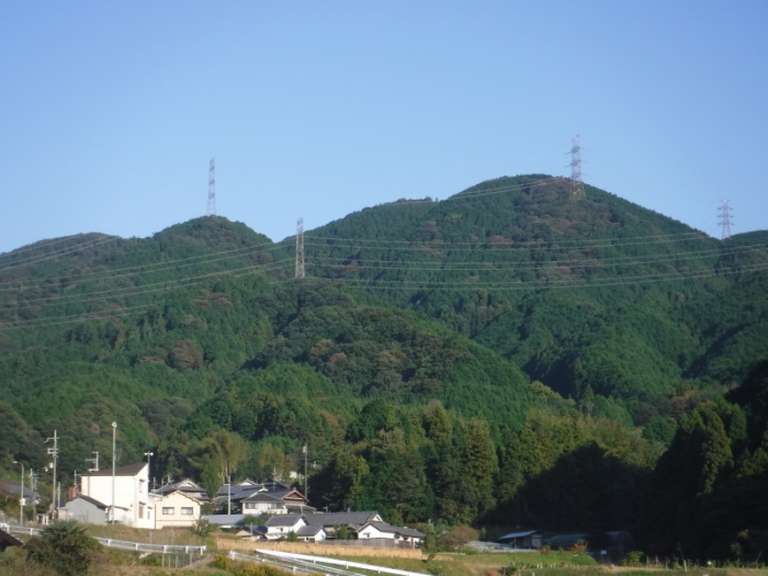 電線が設置されている岩橋山の麓に民家がある写真