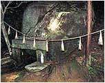 しめ縄で囲われ祀られている磐船神社内にある巨石の写真