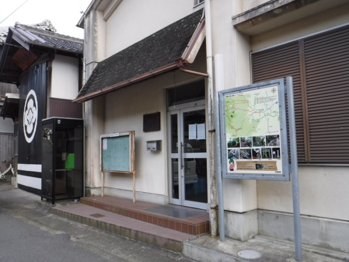 平石地区老人集会所の入り口右側に設置された案内看板の写真