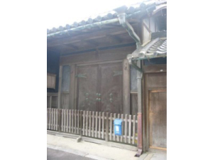 低い柵が設置されている千早赤阪村吉年に移築された門の写真