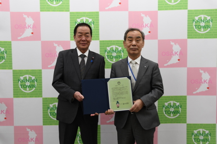 浅岡議長と森田町長が河南町ゼロカーボンシティ宣言を一緒に持っている写真
