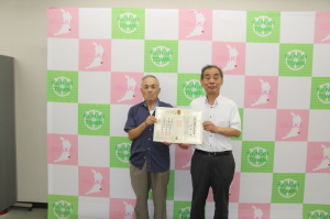 内田さんと森田町長が一緒に賞状を持ち記念撮影をしている写真
