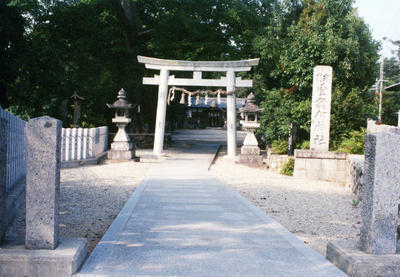 奥にある鳥居へ続く参道の入り口の両側に石碑が建っている壹須何神社の写真