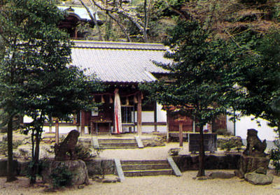 森の中にあり、入口の両脇に狛犬が置いてある磐船神社の写真