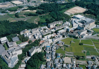 緑に囲まれた、大阪芸術大学の建物全体を写した航空写真