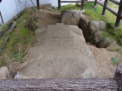 大きくて表面が平らな台座のような御旅所北古墳の写真