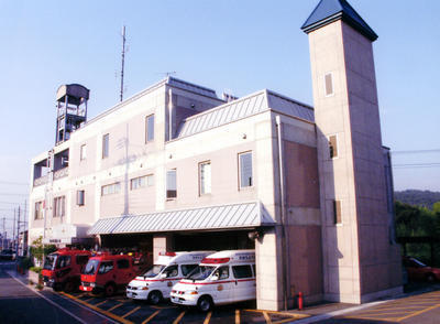 駐車場に救急車2台、消防車2台が停まっている消防本部の外観写真