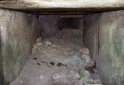 四角の形をした入口から壁・床・天井が1枚の石で出来た奥室を写した写真