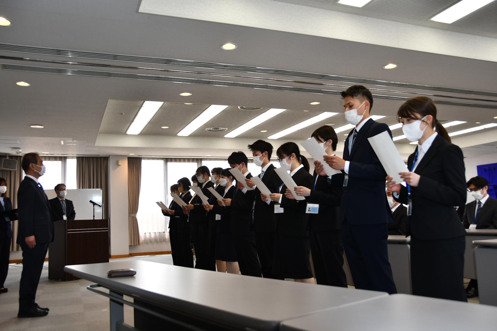 新規採用職員の服務の宣誓