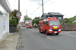 消防車が列をなして町内を巡回している写真