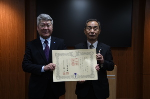 仲谷さんと森田町長が一緒に賞状を持ち記念撮影をしている写真