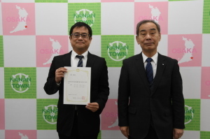 辞令交付書を持った関委員と森田町長が一緒に記念撮影をしている写真