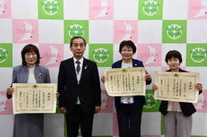 森田町長と賞状を持った女性3人で記念撮影をしている写真