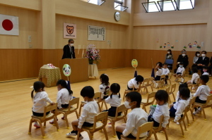 園児たちが椅子に座り、町長が園児の皆さんに話をしている入園式の様子の写真