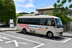 駐車場に停車しているワクチン集団接種会場無料送迎バスの写真