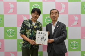 原田伸郎さんと森田町長が一緒に色紙を持ち記念撮影をしている写真