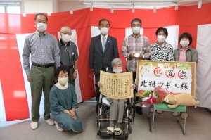 賞状を持ち車いすに座っている北村さん、北村さんご家族、森田町長が一緒に記念撮影をしている写真