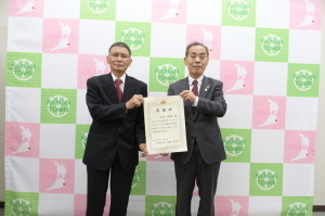 久門さんと森田町長が一緒に感謝状を持って写っている記念写真