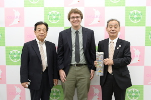 新田教育長、森田町長、笑顔のカルヴィンさん3人で並んで写っている記念写真