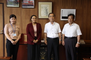 森田町長と男性、女性2名が横一列に並んで記念撮影をしている写真