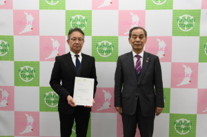 任命書を持っている中川新教育長と森田町長が隣に並んで記念撮影をしている写真