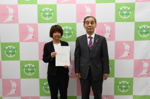 任命書を両手で持ち記念撮影をしている杉田新教育委員と森田町長の写真