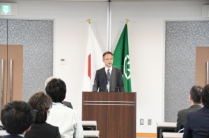教育長就任式にて、職員たちの前に立ち、話をしている中川新教育長の写真