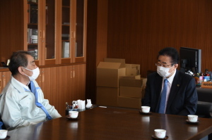 森田町長と立谷相馬市長が席に座って話し合いをしている様子の写真