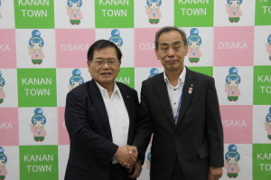 竹本代議士と握手を交わしている森田町長の写真