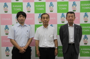 森田町長が中央に立ち、町長の両脇に関係者の男性がそれぞれ立ち記念撮影をしている写真