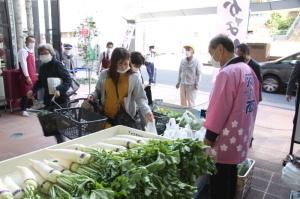 台の上に沢山の大根が並んでいる道の駅朝市の写真