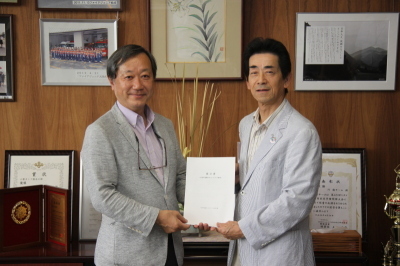 2名の男性が、提言書を一緒に持ち笑顔で写っている写真